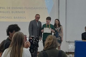 Alunos da EMEF Miguel Burnier recebem certificado de destaque na 17º Olimpíada Brasileira de Matemática da Escola Pública (OBMEP), na UFSM em Santa Maria/RS