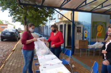 Entrega de kits de alimentação escolar