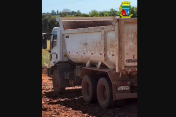 A Secretaria de Obras e Viação realiza serviços de cascaleamento e patrolamento na Linha Pulador