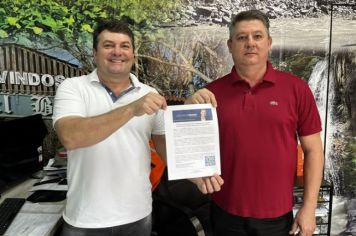 Coronel Barros recebe documento que autoriza pagamento de emenda parlamentar destinada à saúde