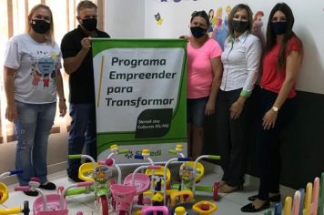 Escola de Coronel Barros recebe triciclos e carrinhos