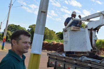 Prefeito em exercício acompanha instalação de lâmpadas na área urbana do município