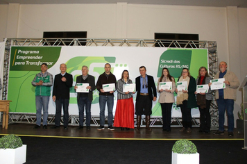 Escolas Municipais recebem prêmios através do programa PET e União Faz a Vida da Sicredi