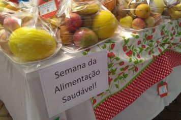 Cestas de frutas marcam a Semana da Alimentação na EMEF Miguel Burnier