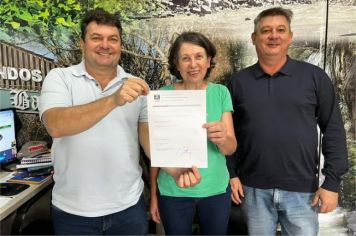 Servidora do Município de Coronel Barros entrega requerimento de aposentadoria após 30 anos de dedicação