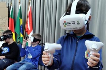 Alunos participam de atividades envolvendo óculos de realidade virtual (VR)