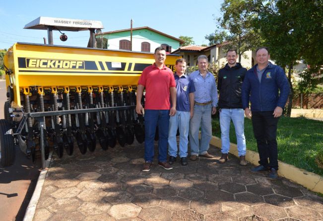 Emendas impositivas dos vereadores viabilizam entrega de semeadeira para a Secretaria de Agricultura, Indústria, Comércio, Desenvolvimento e Meio Ambiente