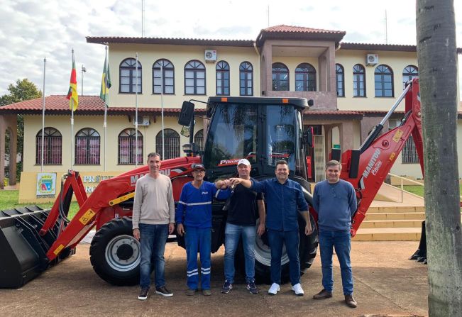 Após leilão de bens inservíveis município adquire nova máquina com recursos próprios para a Agricultura e Meio Ambiente
