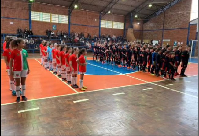 Entregue os novos uniformes para os alunos da Escolinha de Futebol Coronel Barros