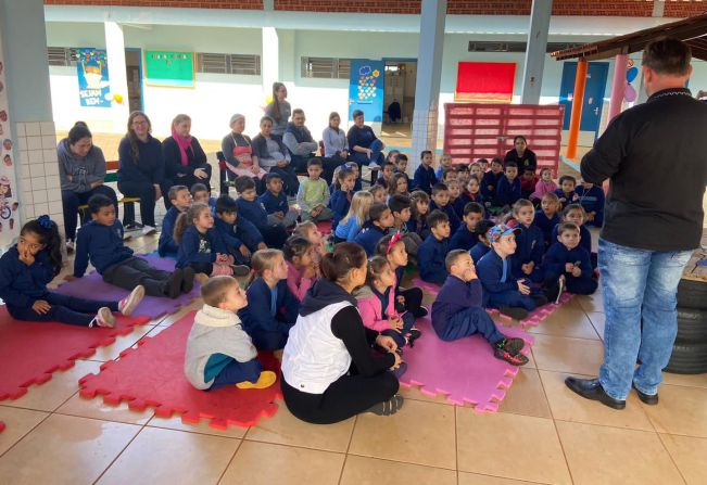 Momento lúdico de oração na escola