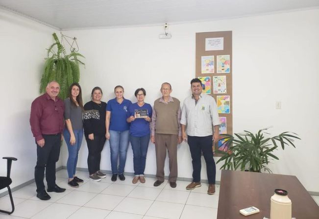 Pedagoga Loreni Casalini, foi homenageada pela Administração Municipal e Secretaria Municipal de Educação e equipe da escola