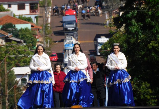 Desfile Cívico reúne grande público em Coronel Barros