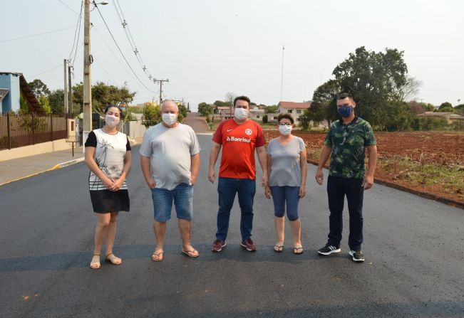 Prefeito visita obras de pavimentação em ruas do bairro Herter