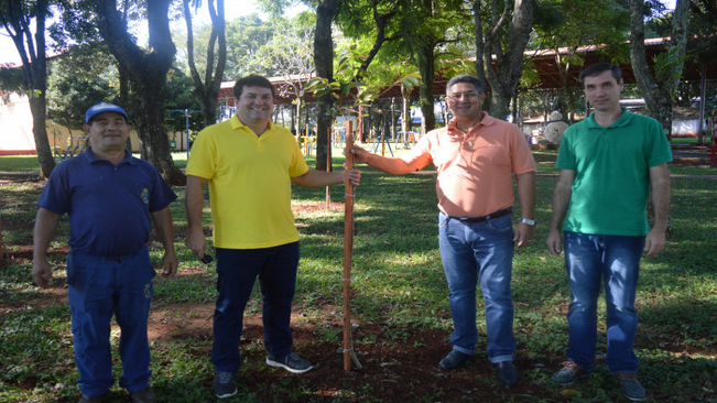 Administração realiza reflorestamento da Praça Verde