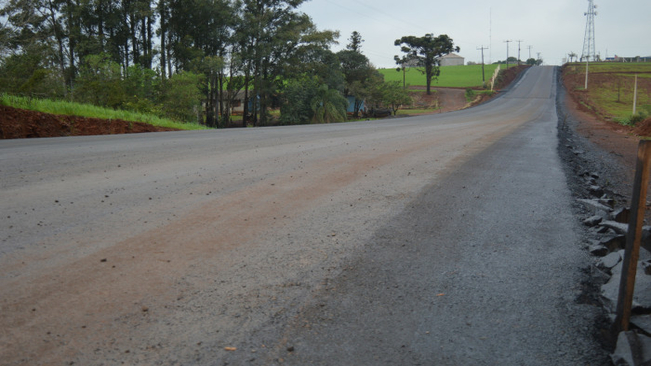 Estrada da Linha Pedreira recebe asfaltamento