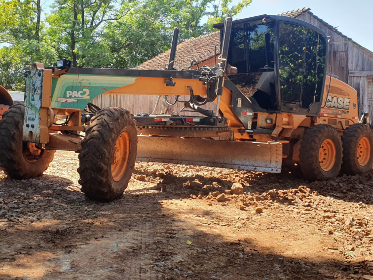 Secretaria de Obras trabalha finalizando o encascalhamento da Linha Bussler