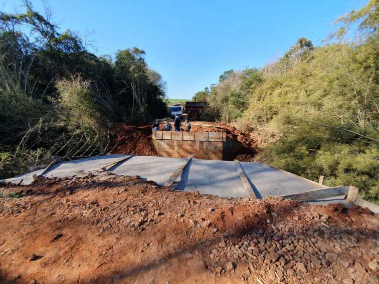 Administração finaliza construção de mais pontes de concreto no interior do município