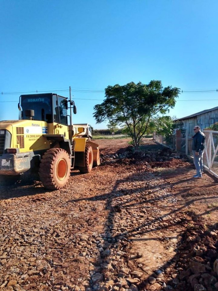 Rua do Distrito Industrial recebe encascalhamento